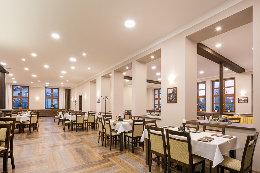 Pohled do restaurace směrem k tanečnímu parketu